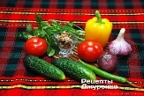Салат из свежих овощей — томаты и огурцы, перец